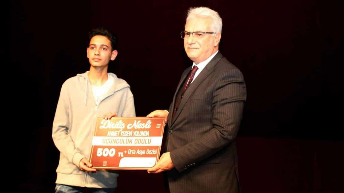 Diriliş Nesli Ahmed Yesevi Yolunda Kitap Okuma ve Bilgi Yarışmasında Okulumuz Öğrencisi Mehmet Arda ÜNAL il üçüncüsü olmuştur.