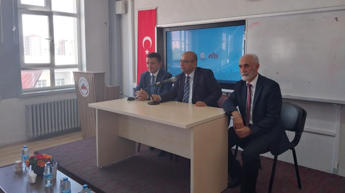 Eylül Ayı Mesleki Çalışma Haftası ilk gününde M.E.B. Başmüfettişi Sn. Bekir YELOK , Milli Eğitim Şube Müdürümüz Sn. Bekir DAL ile birlikte okulumuzu ziyaret etti.